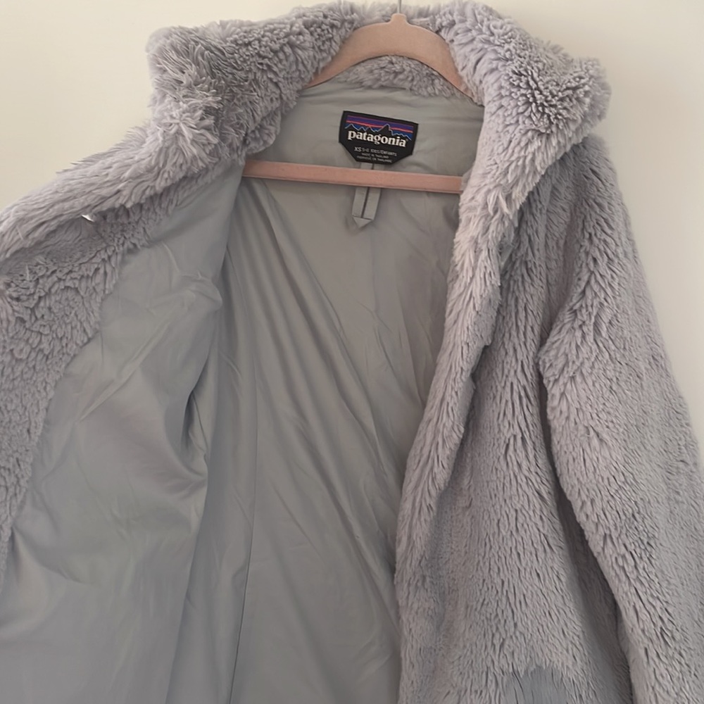 Patagonia Girl’s Size XS 5-6 Light Grey Super Soft Faux Fur Jacket.